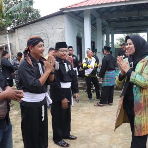 Dewi Ansar Serahkan Bantuan Peralatan Silat Untuk PSHT Bintan