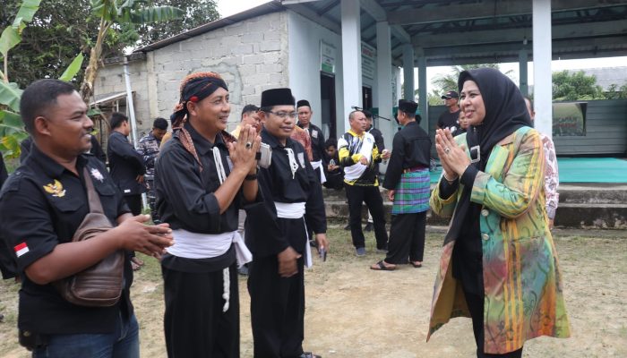 Dewi Ansar Serahkan Bantuan Peralatan Silat Untuk PSHT Bintan