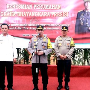 Gubernur Ansar Dampingi Kapolri Resmikan Perumahan Graha Bayangkara