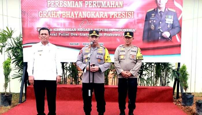 Gubernur Ansar Dampingi Kapolri Resmikan Perumahan Graha Bayangkara