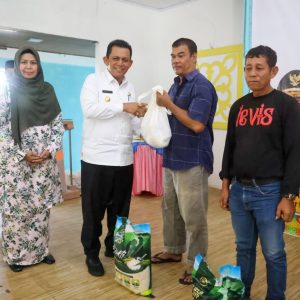 Gubernur Ansar Serahkan Bantuan Sembako Untuk Keluarga DTKS Kabupaten Bintan