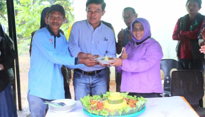 HUT Ke-3 Gerai Pangan, 20 Peternak Terima Bantuan Bibit Ayam Dan Itik