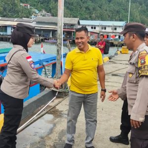 Kapolsek Siantan Turunkan Personil Himbau Bahaya Melaut Saat Cuaca Ekstrem