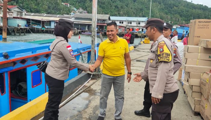 Kapolsek Siantan Turunkan Personil Himbau Bahaya Melaut Saat Cuaca Ekstrem