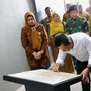 Gubernur Ansar Tandatangani Prasasti  Selesainya Renovasi RSAL dr. Midiyato Suratani