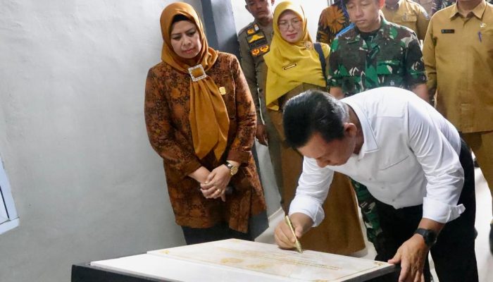 Gubernur Ansar Tandatangani Prasasti  Selesainya Renovasi RSAL dr. Midiyato Suratani