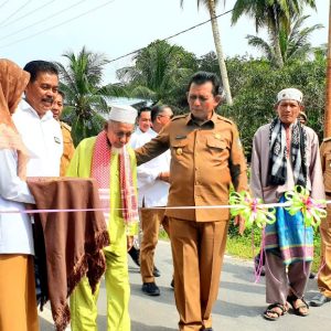 Dongkrak Perekonomian, Jalan Trans Batubi – Kelarik di Natuna Diresmikan Gubernur Ansar