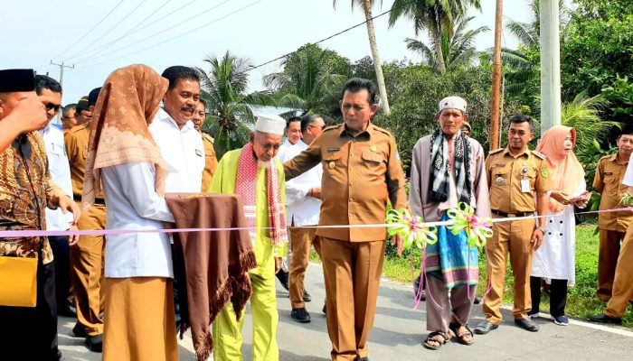 Dongkrak Perekonomian, Jalan Trans Batubi – Kelarik di Natuna Diresmikan Gubernur Ansar