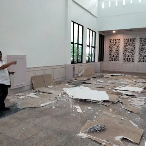 Hujan Disertai Angin, Plafon Lantai 3 DPRD Kepri Roboh