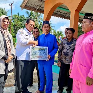 Gubernur Ansar Serahkan Bantuan Perikanan Senilai Rp2,648 Miliar di Desa Pekaka Lingga