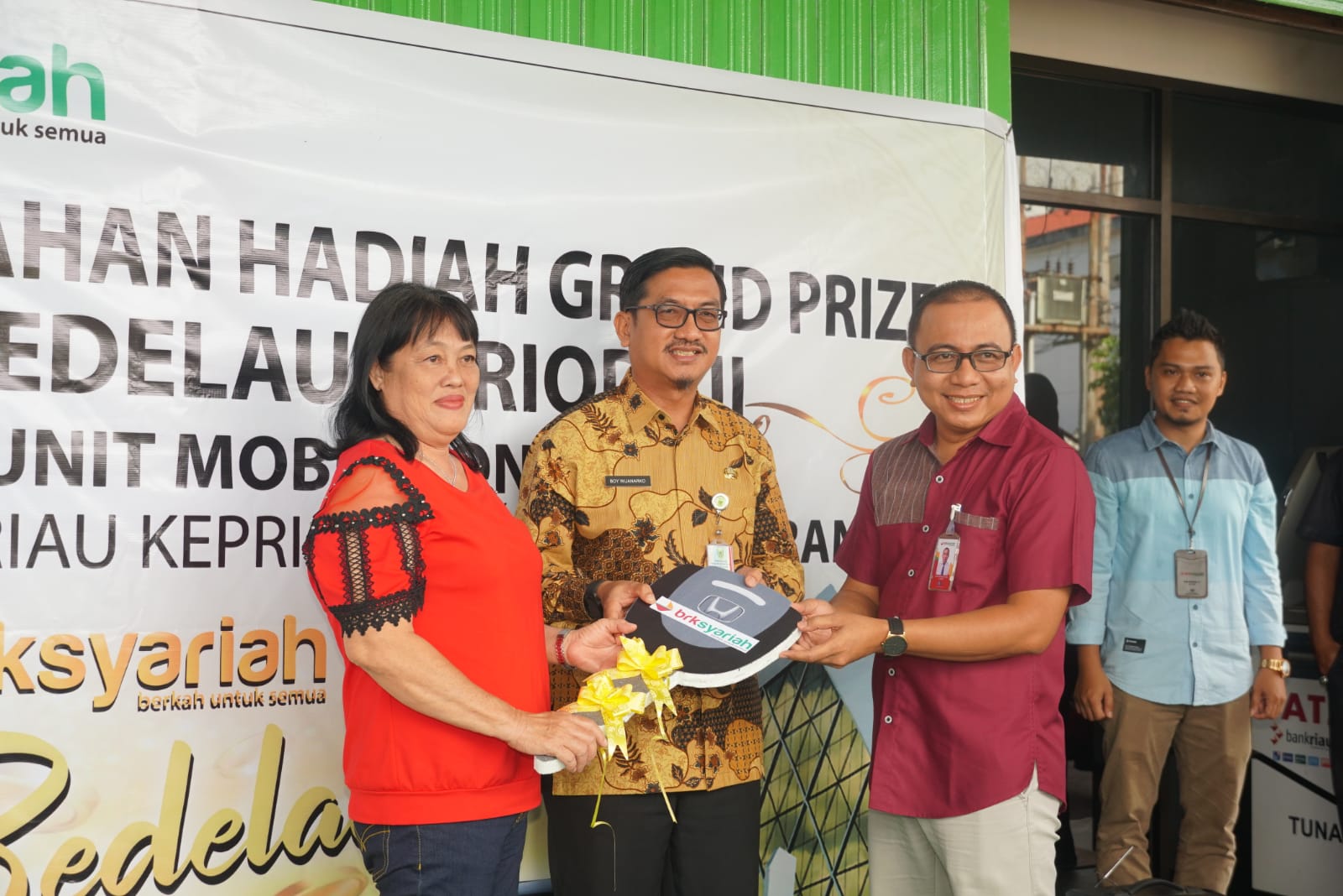 Sekda Natuna Serahkan Hadiah Grand Price Bedelau PT Bank Riau Kepri Syariah