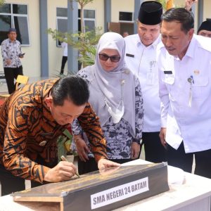 Gubernur Ansar Resmikan Bangunan DAK SMAN 24 Kota Batam
