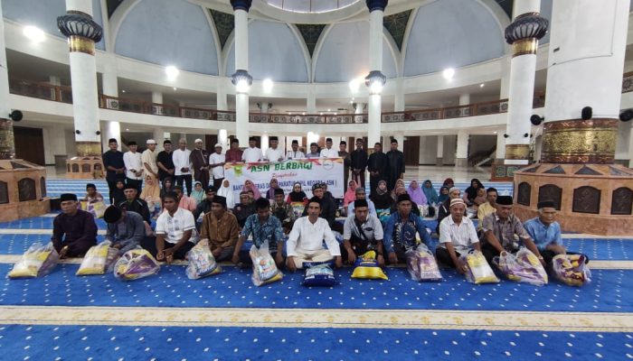 Pengajian Di Masjid Agung, Warga Batu Gajah Terima Bantuan Beras Program ASN Natuna Berbagi
