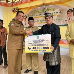 Kunjungi Tambelan, Gubernur Ansar Serahkan Bantuan Pertanian dan Hibah Rumah Ibadah
