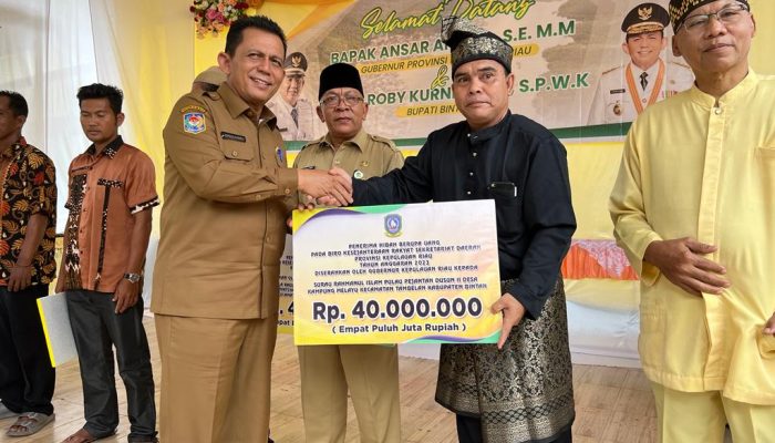 Kunjungi Tambelan, Gubernur Ansar Serahkan Bantuan Pertanian dan Hibah Rumah Ibadah