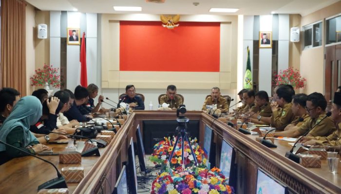 SKK Migas Sumbagut Komitmen Bangun Tribun Mini Lapangan Sepak Bola Sri Srindit Ranai