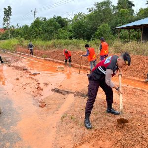 Kapolres Bintan Tinjau Jalan Yang Tergenang Air Dan Lumpur