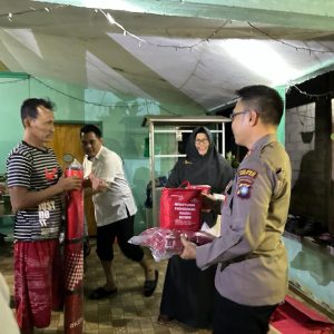 Warga Bintan Terdampak Air Laut Pasang Terima Bantuan Polres Bintan