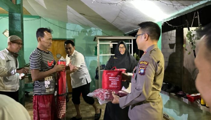 Warga Bintan Terdampak Air Laut Pasang Terima Bantuan Polres Bintan