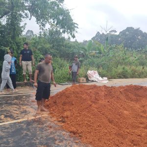 Gorong Gorong Jalanan Amblas, Warga Bersama DPRD Bintan Goro Perbaiki Sementara