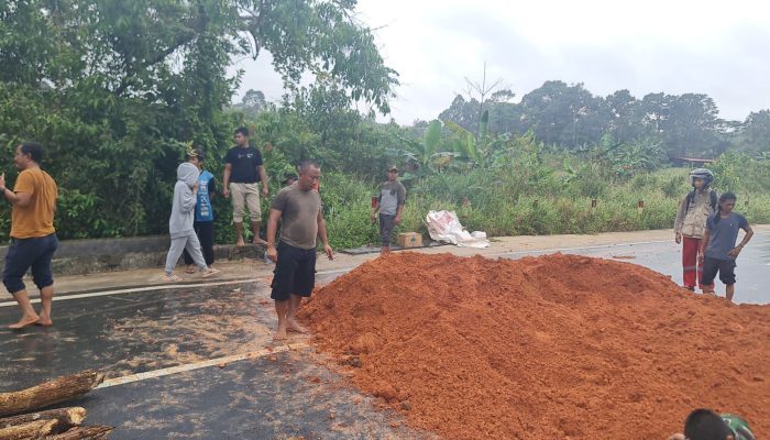 Gorong Gorong Jalanan Amblas, Warga Bersama DPRD Bintan Goro Perbaiki Sementara
