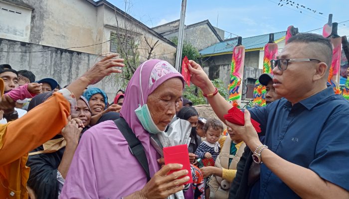 Puluhan Warga Berebut Angpao Dari Pengunjung Yang Beribadah Di Vihara Bahtra Sasana