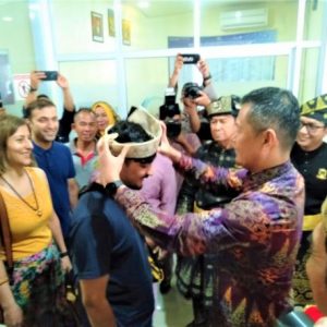 Zulhidayat Pasangkan Tanjak Turis Perdana Tahun 2023 Asal Singapura Di Pelabuhan SBP