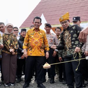 Gus Halim Endorse Produk Olahan dari Kepri dan Main Gasing di Bazar BUMDes