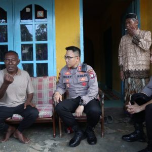 Kapolres Bintan Sambangi Nelayan Yang Hanyut Ditengah Laut Berhari Hari