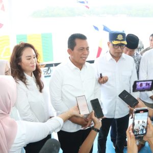 Gubernur Ansar Dampingi Menhub Tinjau KMP Bahtera Nusantara 03