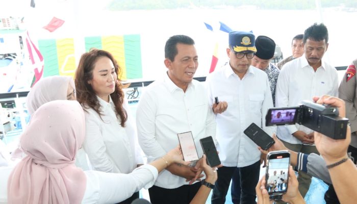 Gubernur Ansar Dampingi Menhub Tinjau KMP Bahtera Nusantara 03