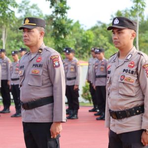 Kapolres Bintan Berikan Penghargaan 2 Personil Berprestasi