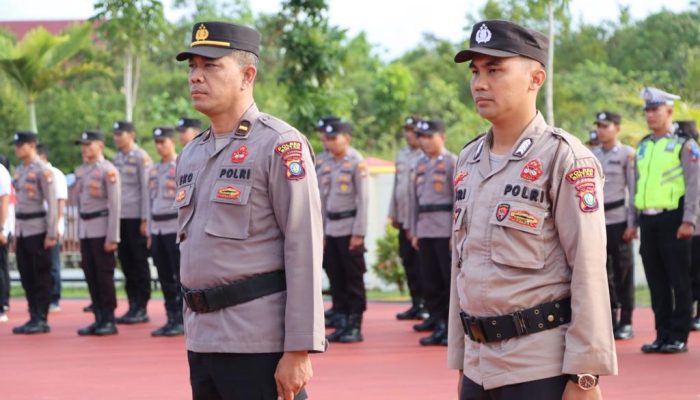 Kapolres Bintan Berikan Penghargaan 2 Personil Berprestasi