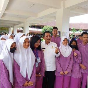 Kunjungi SMA Kartini Batam, Gubernur Ansar Berpesan Untuk Belajar Sungguh-Sungguh
