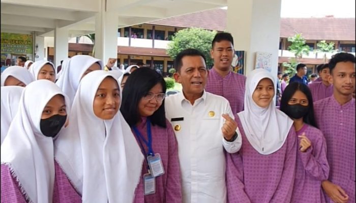 Kunjungi SMA Kartini Batam, Gubernur Ansar Berpesan Untuk Belajar Sungguh-Sungguh