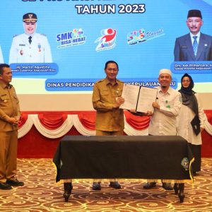 Gubernur Ansar Serahkan Surat Perjanjian Kontrak Guru Non-ASN Di Bintan dan Tanjungpinang