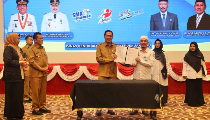Gubernur Ansar Serahkan Surat Perjanjian Kontrak Guru Non-ASN Di Bintan dan Tanjungpinang