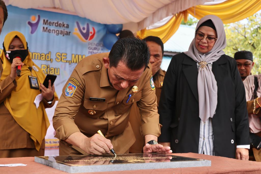 Gubernur Ansar Resmikan Ruang Praktek Siswa SMK Negeri 1 Bintan Utara
