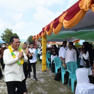 Gubernur Bersama Ketua Komisi 4 DPRD Kepri Serahkan SK PTK Non ASN di Kabupaten Natuna