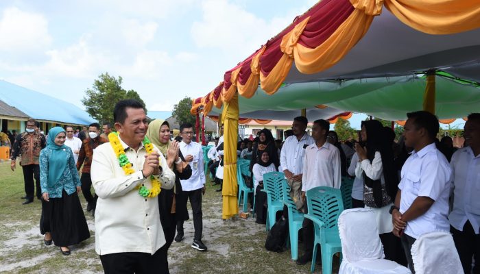 Gubernur Bersama Ketua Komisi 4 DPRD Kepri Serahkan SK PTK Non ASN di Kabupaten Natuna