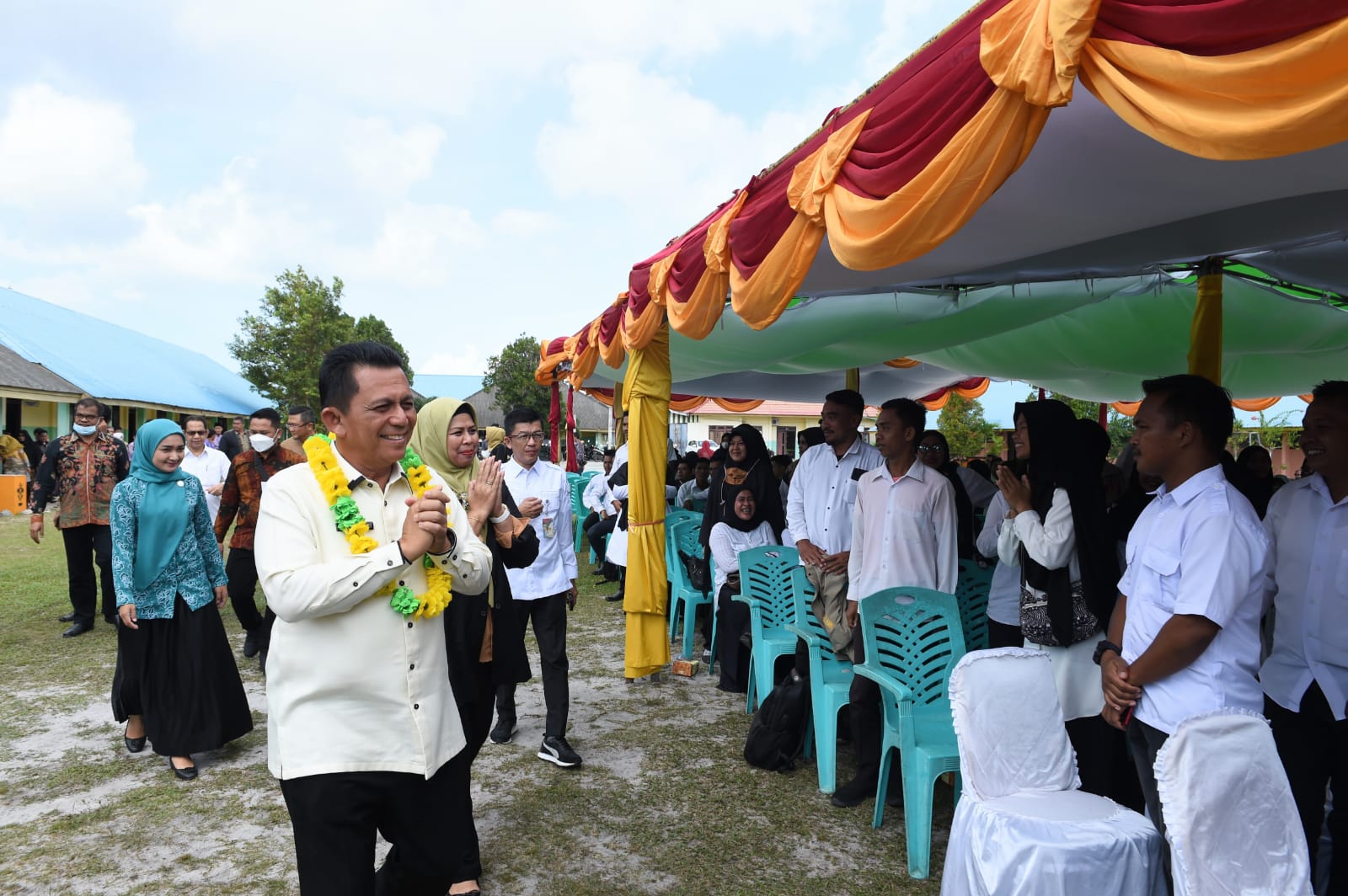 Gubernur Bersama Ketua Komisi 4 DPRD Kepri Serahkan SK PTK Non ASN di Kabupaten Natuna