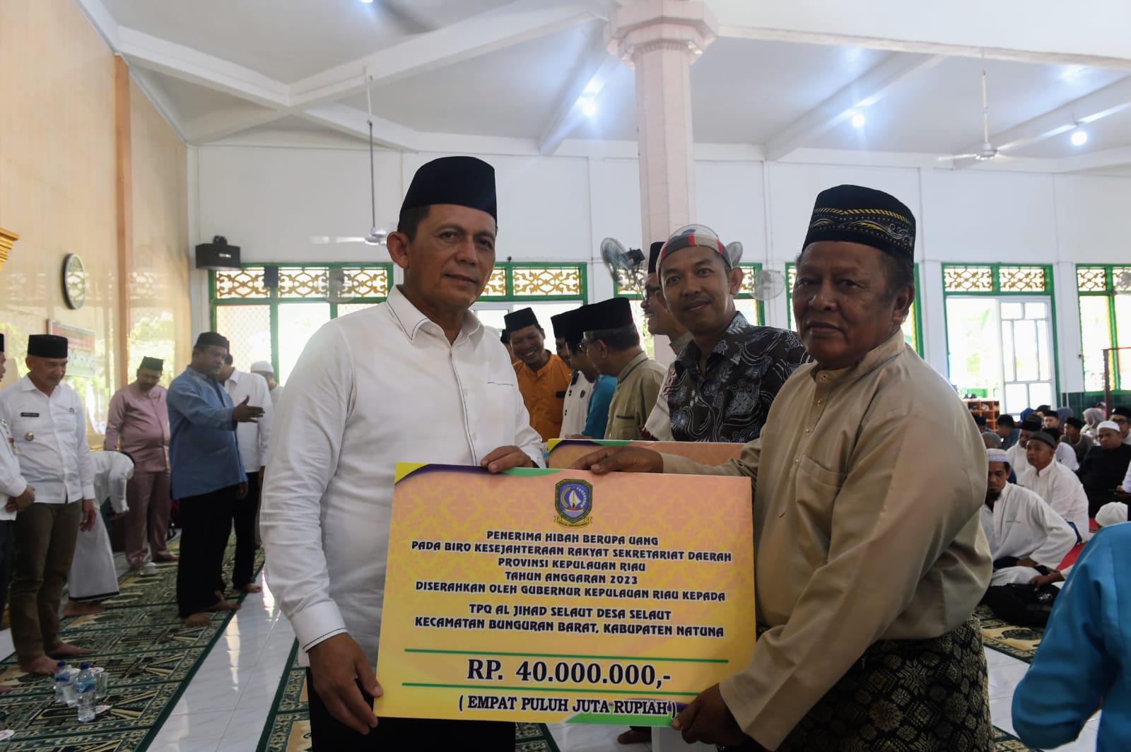 9 Rumah Ibadah di Sedanau Natuna Terima Bantuan Gubernur Ansar Rp426 Juta