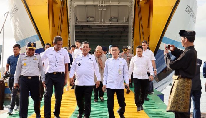 Gubernur Ansar Lepas  KMP. Bahtera Nusantara 03 Rute Tanjung Uban – Tambelan – Sintete