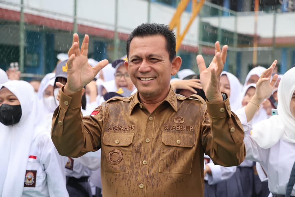 Berkunjung Ke SMAN 3 Batam, Gubernur Ansar Himbau Pelajar Tekun Belajar