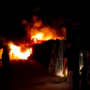 Dua Rumah Dilokasi Tempat Penampung Barang Bekas Ludes Terbakar