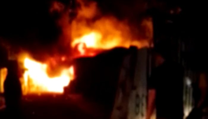 Dua Rumah Dilokasi Tempat Penampung Barang Bekas Ludes Terbakar