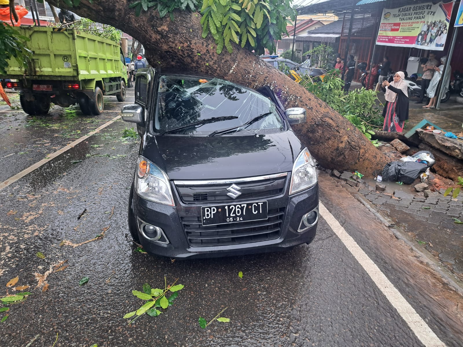 Hujan Disertai Angin, Pohon Tumbang Tertimpa Mobil di Jalan Engku Putri Tanjungpinang