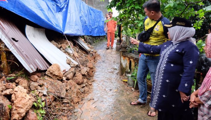 Wako Rahma Tinjau Belasan Titik Banjir Dan Longsor Akibat Hujan Disertai Angin