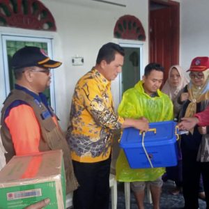 Gubernur Ansar Serahkan Bantuan Korban Tanah Longsor di Kampung Tiban Lama Batam