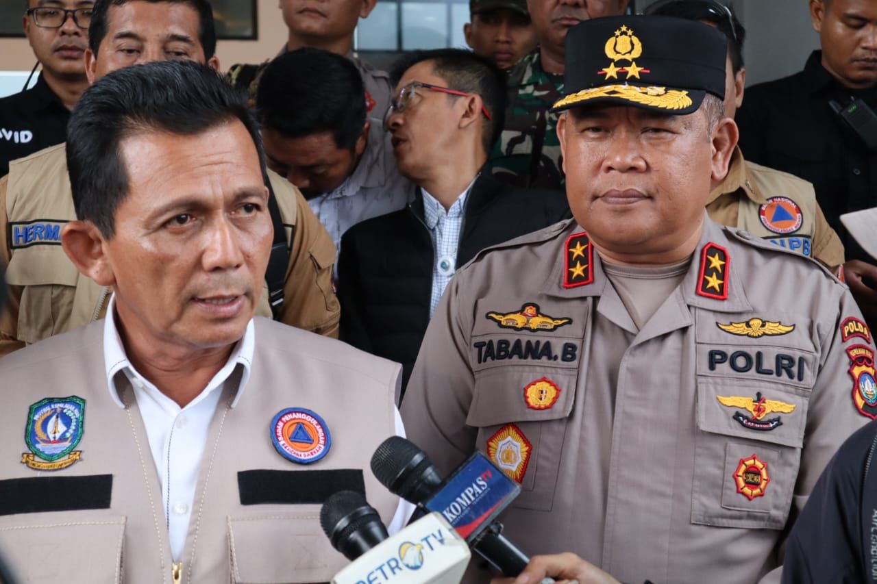 Tim Pemprov Kepri Menuju Lokasi Longsor di Serasan Dini Hari dari Ranai